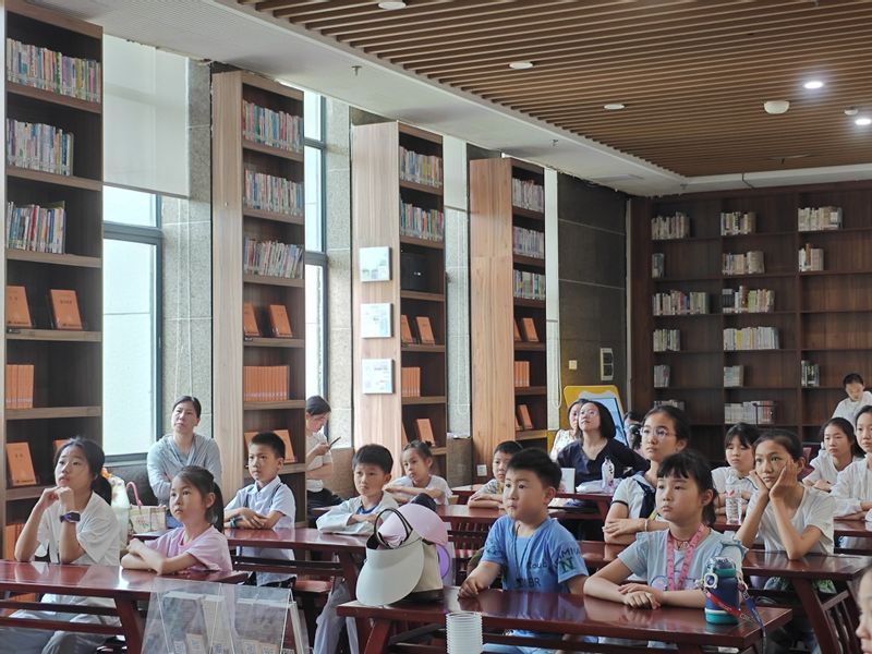 当红色书签遇上化学实验——william威廉中文官网走进繁昌图书馆开展红色科普融合活动